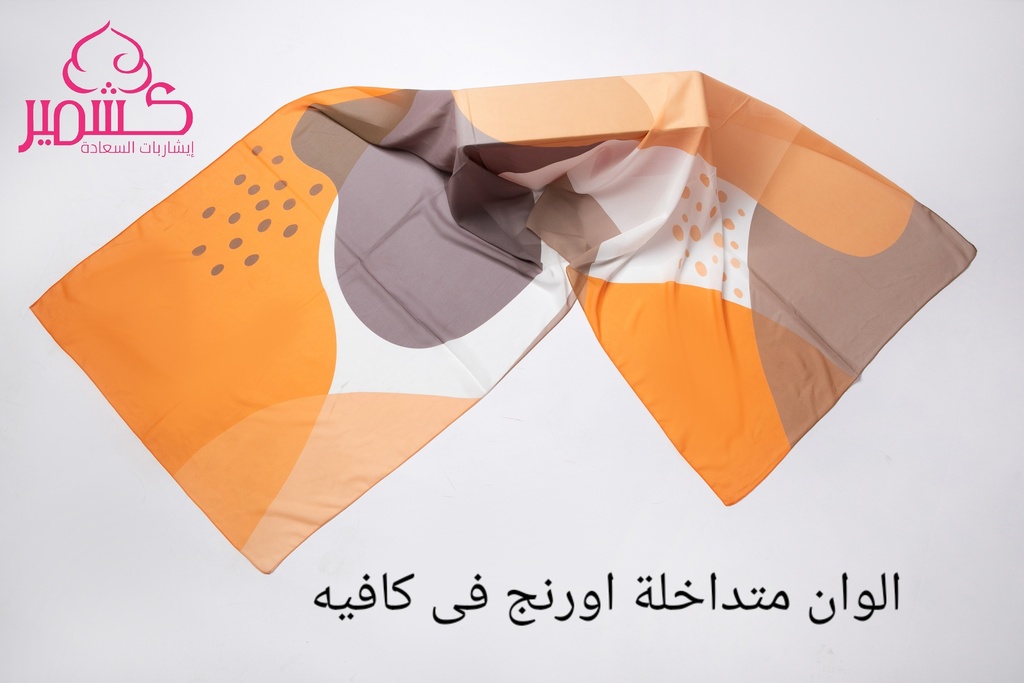 Scarf with interlaced colors orange in cafe 